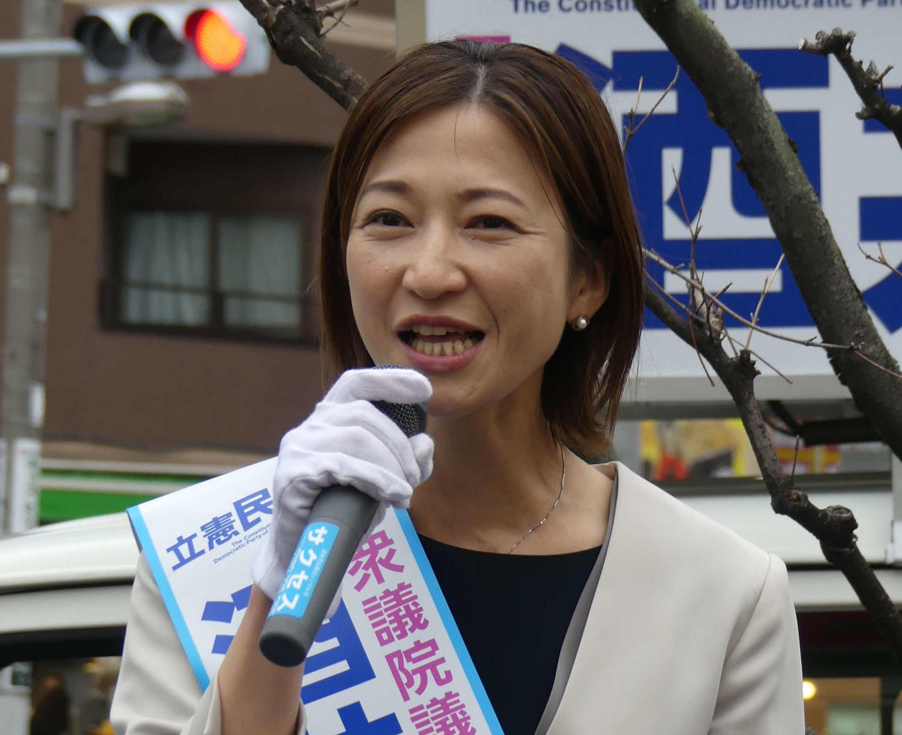 衆院東京15区補選の選挙戦最終日、支持を訴える立憲民主党の酒井菜摘氏（撮影・中山知子）
