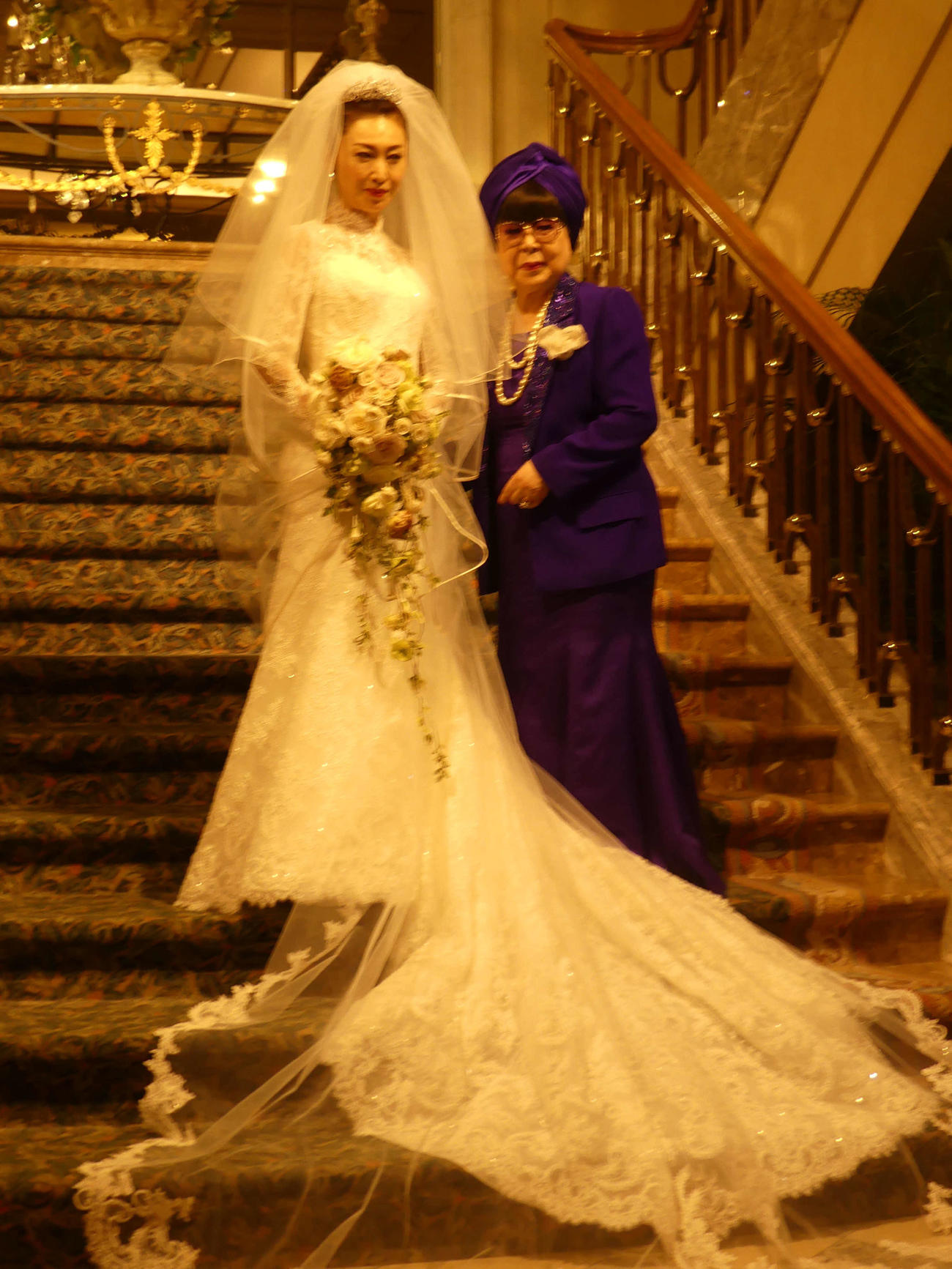 桂由美さん（右）がデザインしたウェディングドレスを結婚式で披露した三原じゅん子参院議員（2017年2月26日撮影）