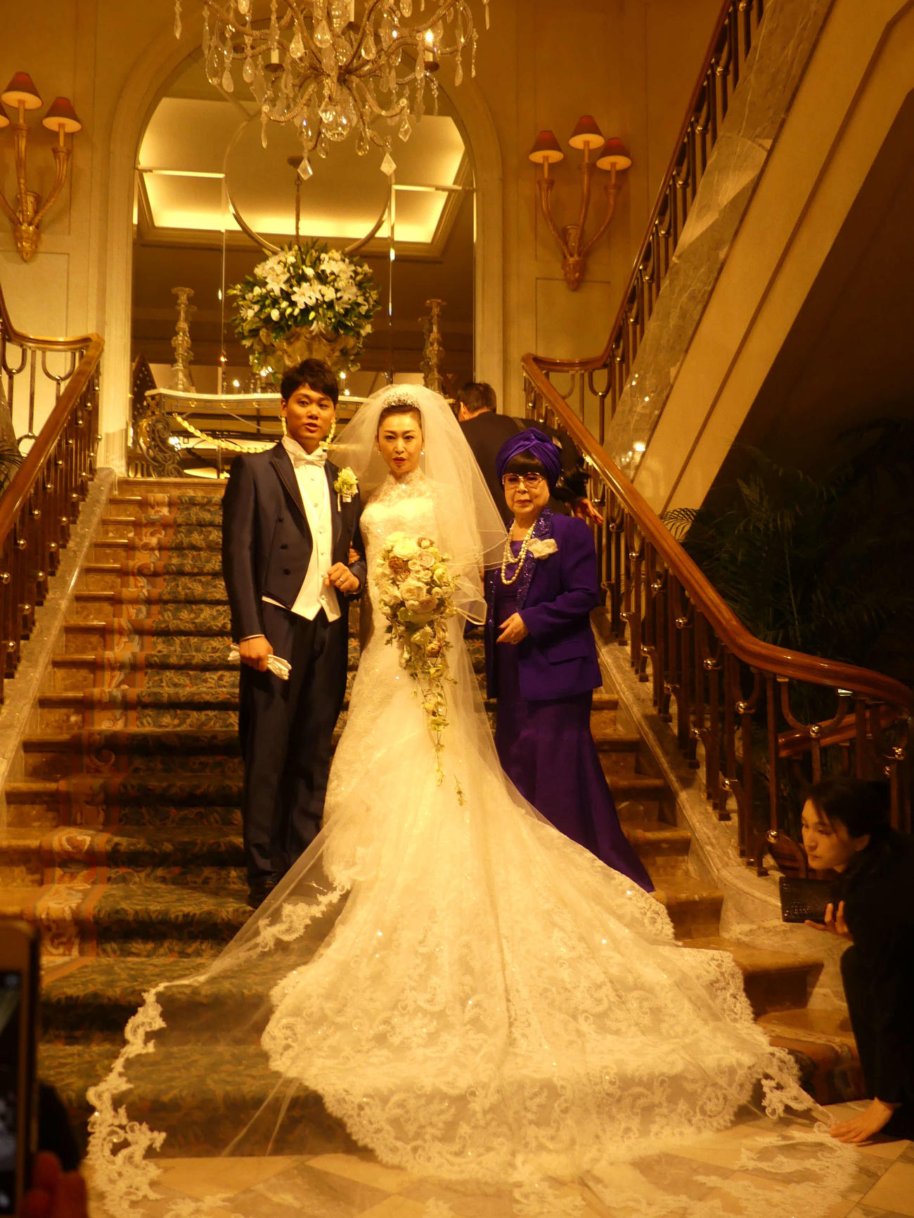 桂由美さん（右）がデザインしたウェディングドレスを結婚式で披露した三原じゅん子参院議員（2017年2月26日撮影）