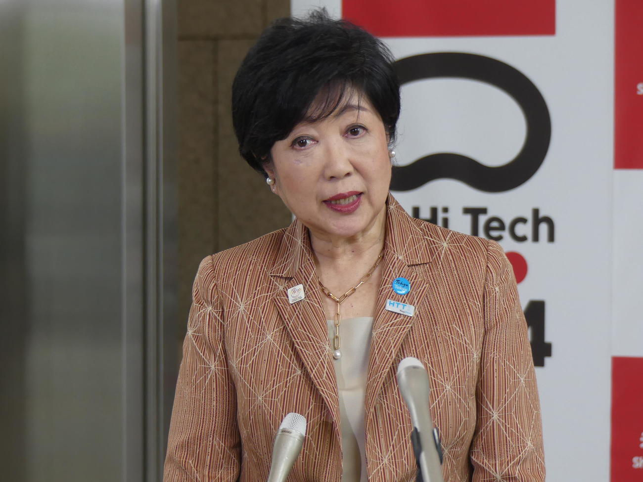 応援した乙武洋匡氏が落選した東京15区補選の結果について報道陣の取材に答える東京都の小池百合子知事（撮影・中山知子）