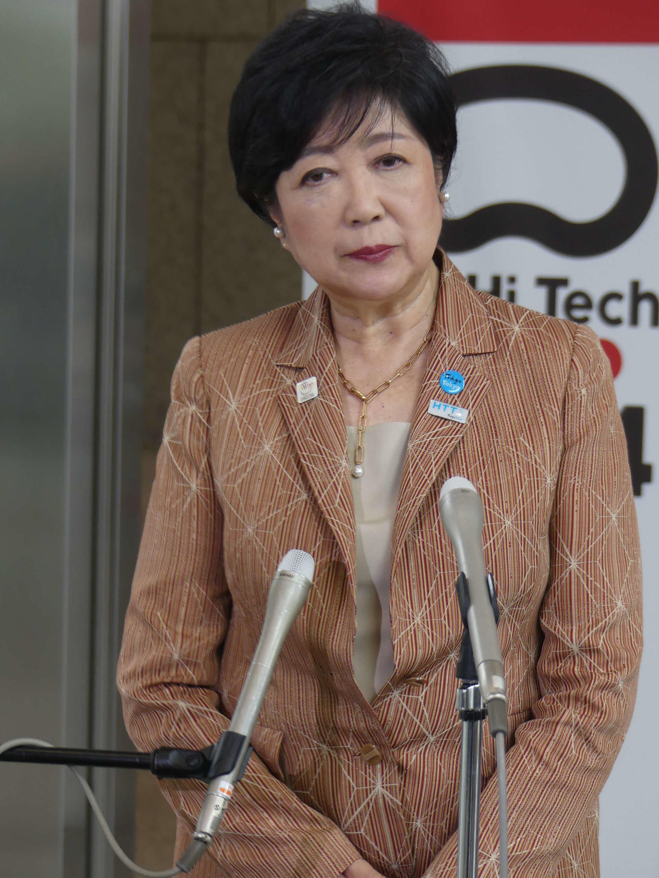 応援した乙武洋匡氏が落選した東京15区補選の結果について報道陣の取材に答える東京都の小池百合子知事（撮影・中山知子）