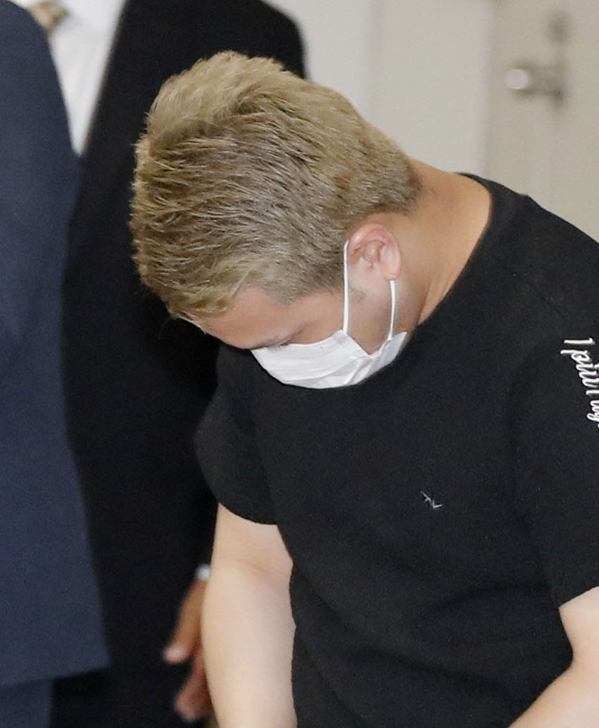 警視庁大崎署に入る佐々木光容疑者（共同）
