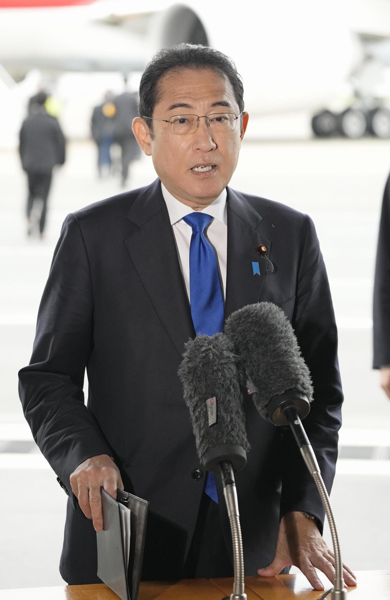 フランスへの出発を前に、羽田空港で取材に応じる岸田首相（共同）
