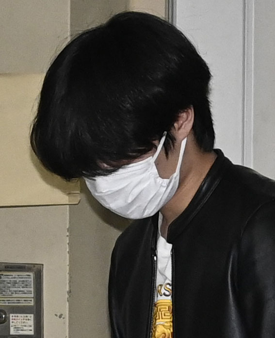 移送のため警視庁大崎署を出る姜光紀容疑者（共同）