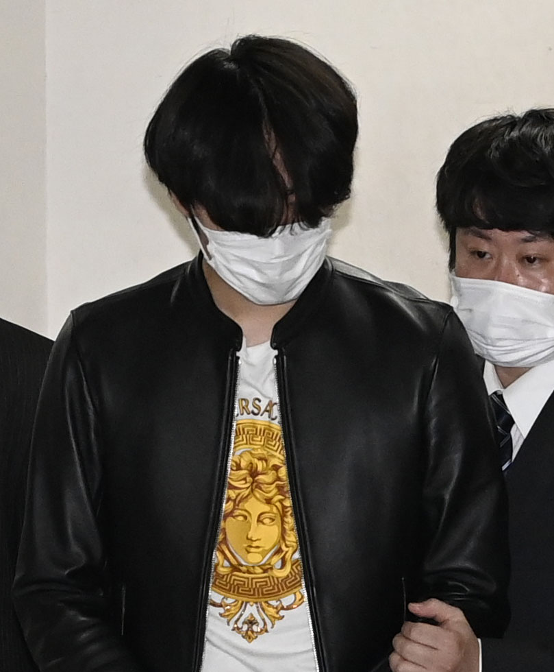 移送のため警視庁大崎署を出る姜光紀容疑者（共同）