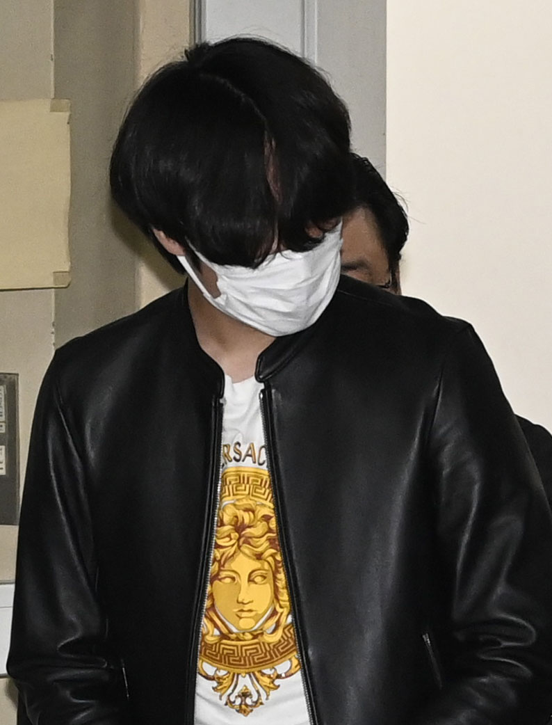 移送のため警視庁大崎署を出る姜光紀容疑者（共同）