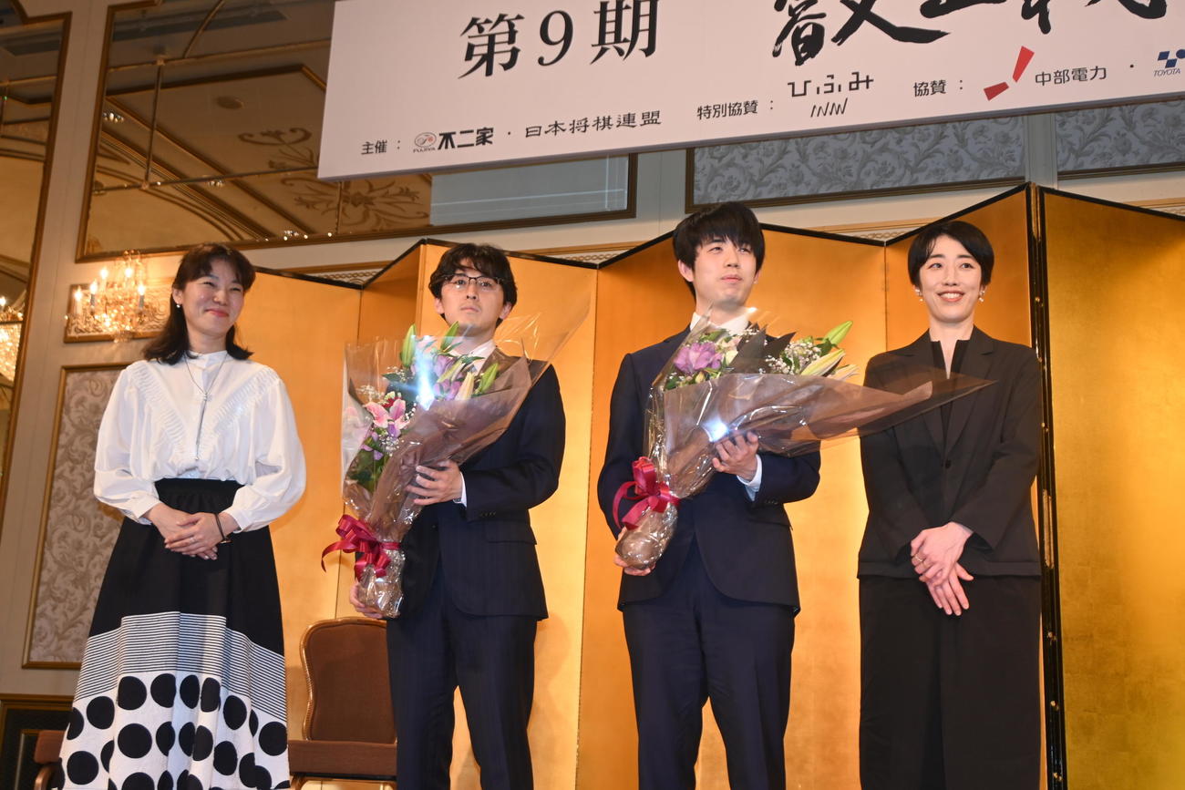 名古屋市で行われた第9期叡王戦5番勝負第3局の前夜祭に出席した伊藤匠（たくみ）七段（左から2人目）藤井聡太叡王（同3人目）（撮影・松浦隆司）