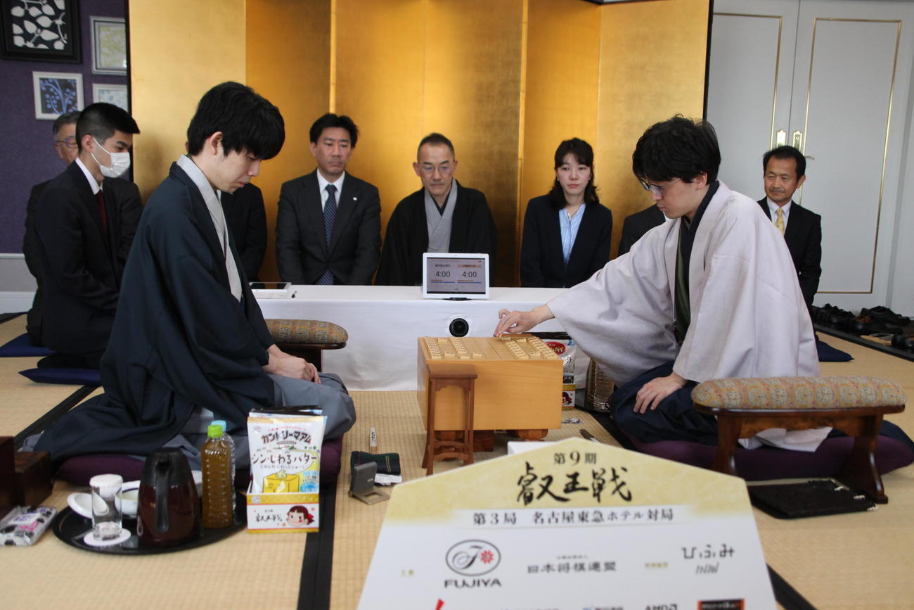 叡王戦5番勝負第3局に臨んだ伊藤匠（たくみ）七段（右）藤井聡太叡王（日本将棋連盟提供）