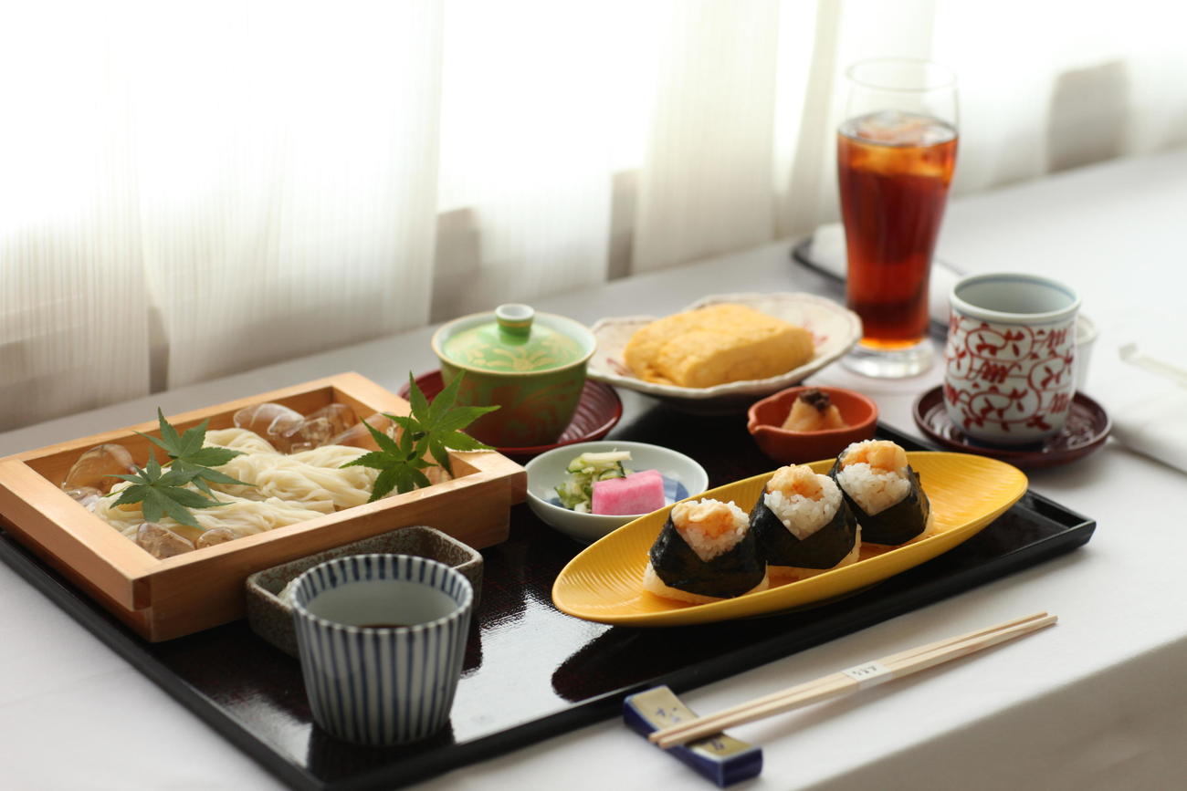 伊藤匠（たくみ）七段が昼食に注文した「天むす（三貫）　稲庭うどん（冷）セット」（日本将棋連盟提供）