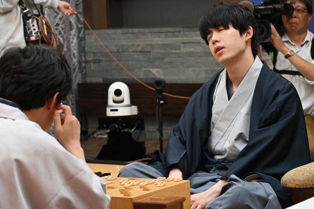 叡王戦5番勝負第3局の終局後、感想戦を行う藤井聡太叡王（撮影・松浦隆司）