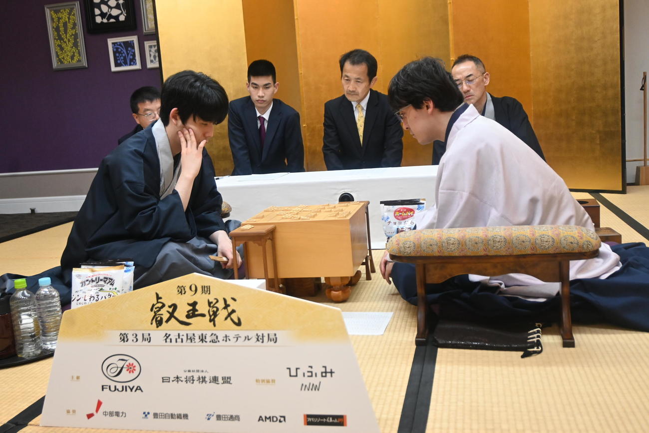 叡王戦5番勝負第3局の終局後、感想戦を行う藤井聡太叡王（左）伊藤匠（たくみ）七段（撮影・松浦隆司）