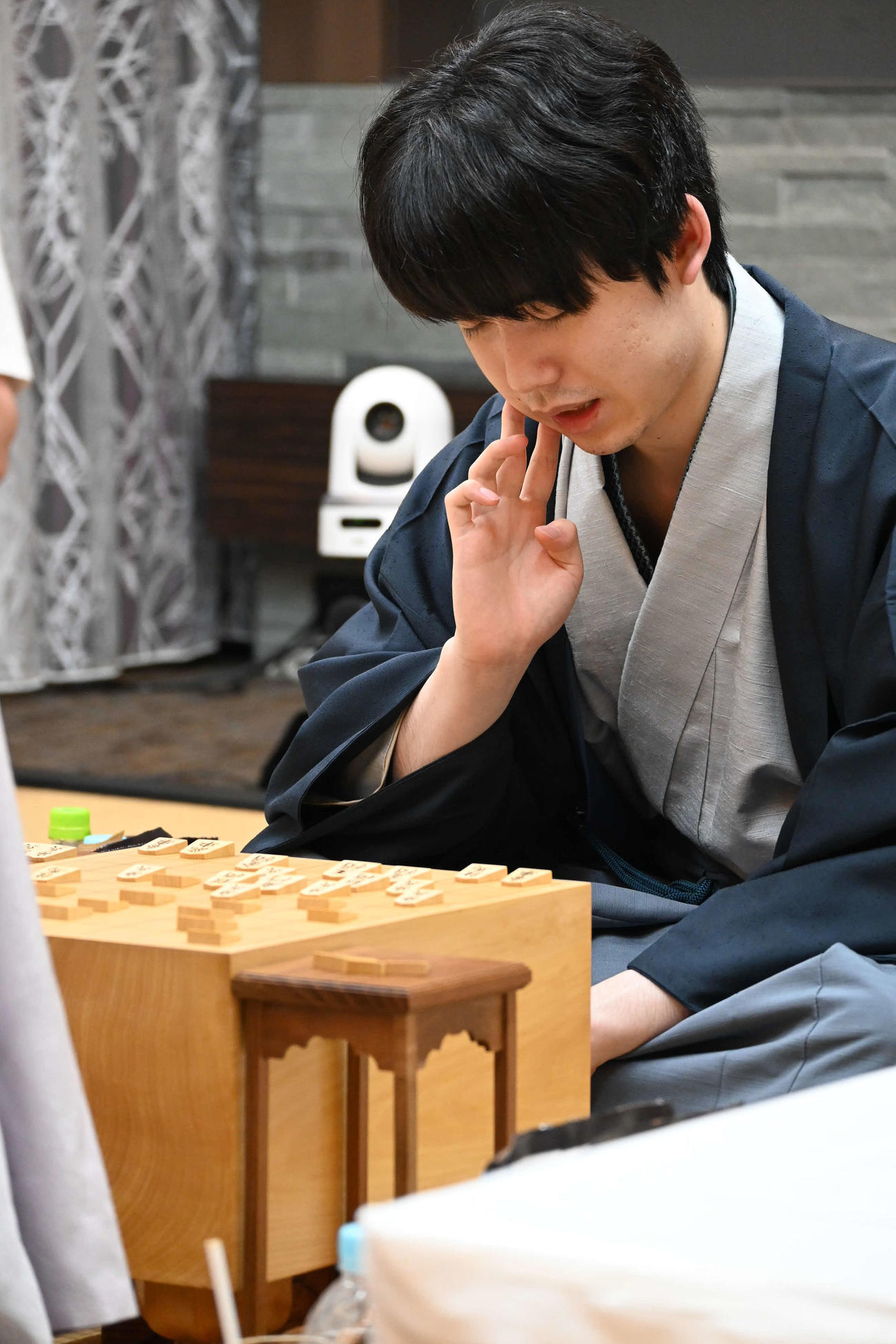 叡王戦5番勝負第3局の終局後、感想戦を行う藤井聡太叡王（撮影・松浦隆司）