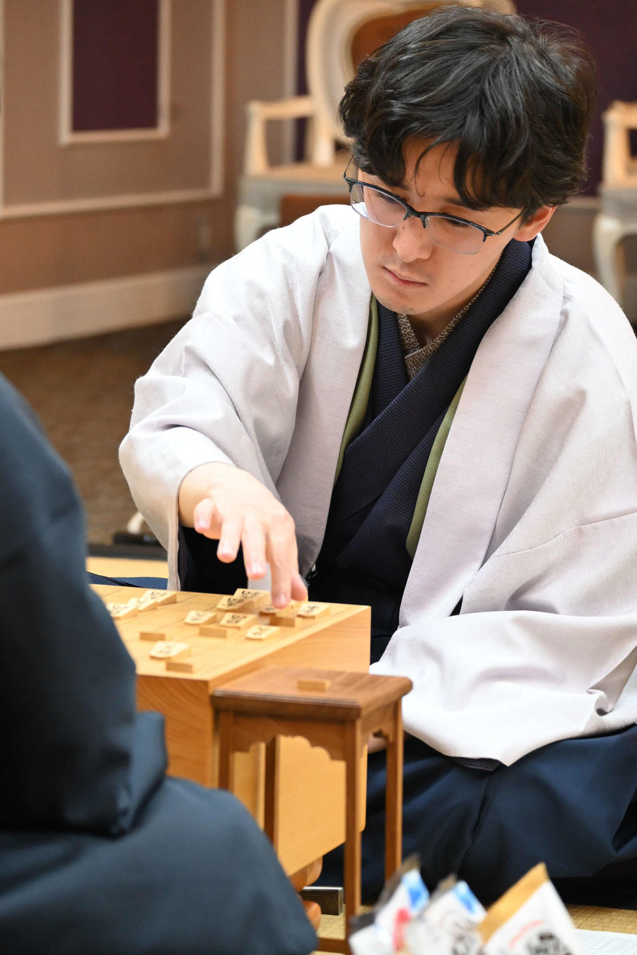 叡王戦5番勝負第3局の終局後、感想戦を行う伊藤匠（たくみ）七段（撮影・松浦隆司）