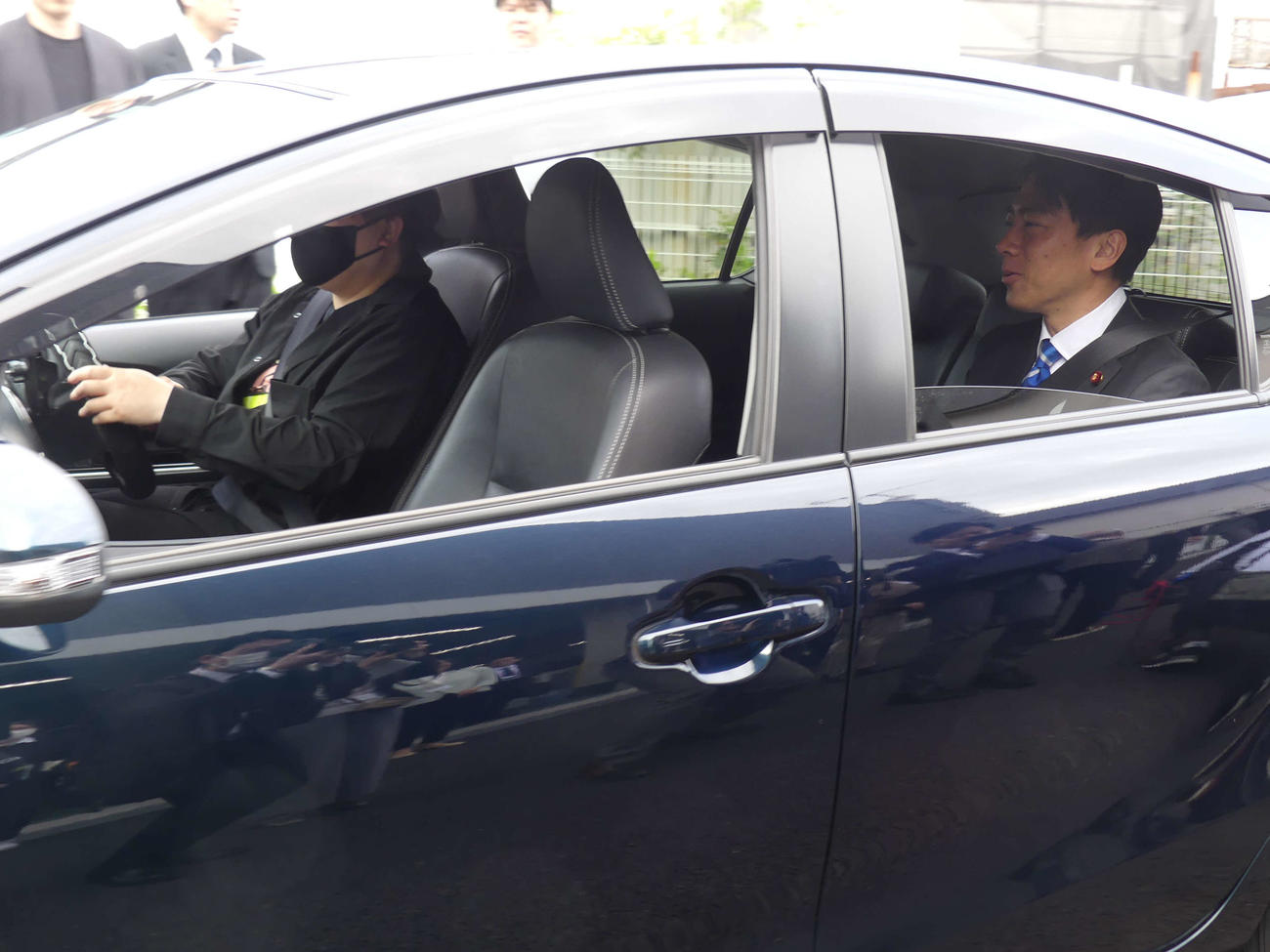 ライドシェアのドライバーの車に体験試乗する自民党の小泉進次郎元環境相