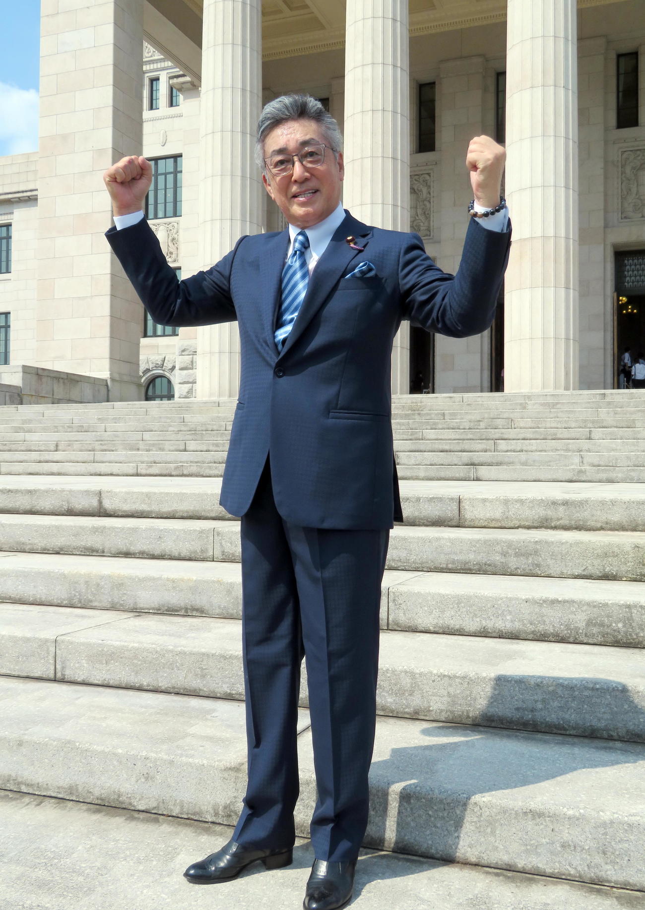 拳を握って初登院する日本維新の会の中条きよし議員（撮影・鎌田直秀）