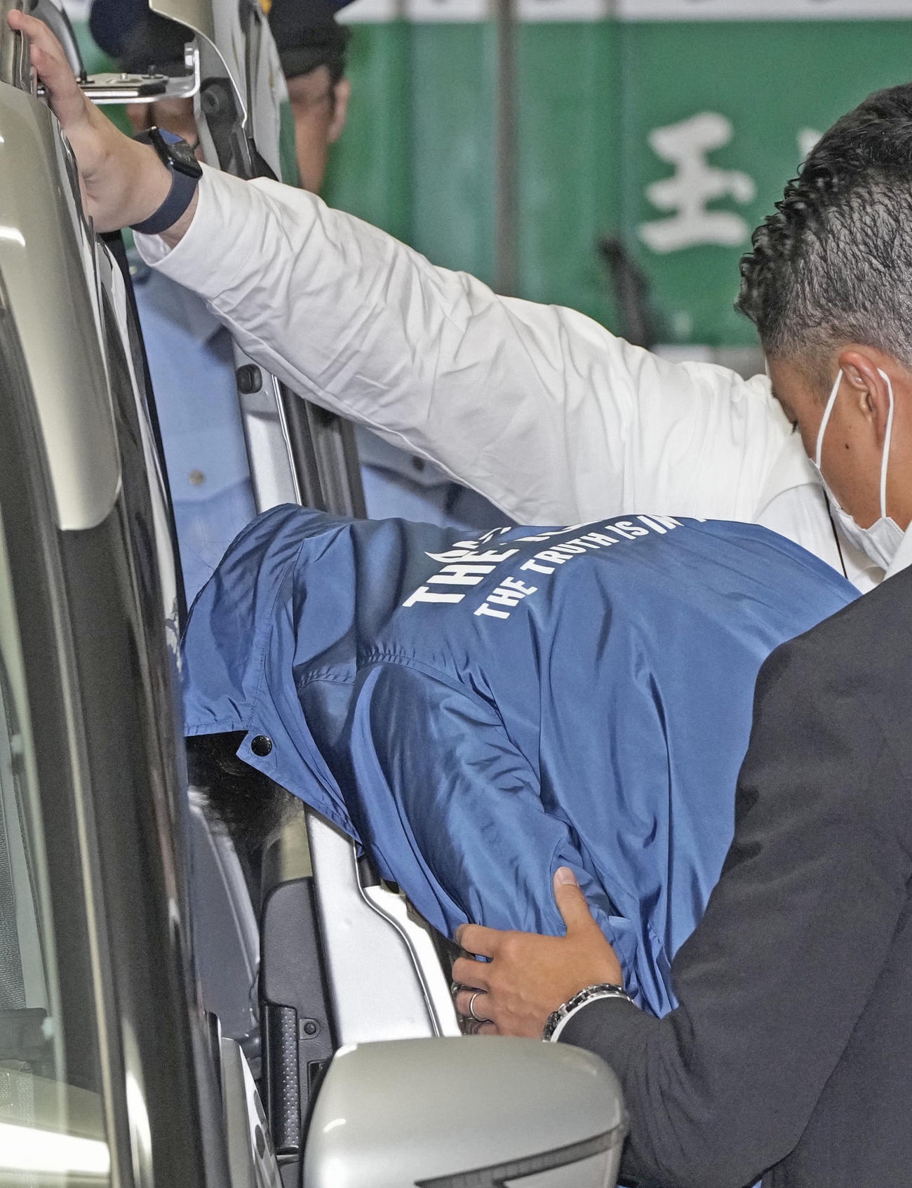 警視庁大崎署を出る関根誠端容疑者（共同）