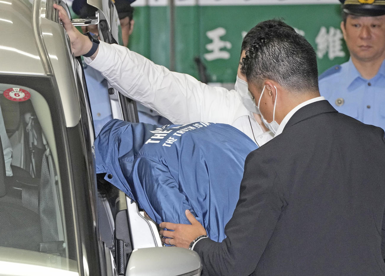 警視庁大崎署を出る関根誠端容疑者（共同）