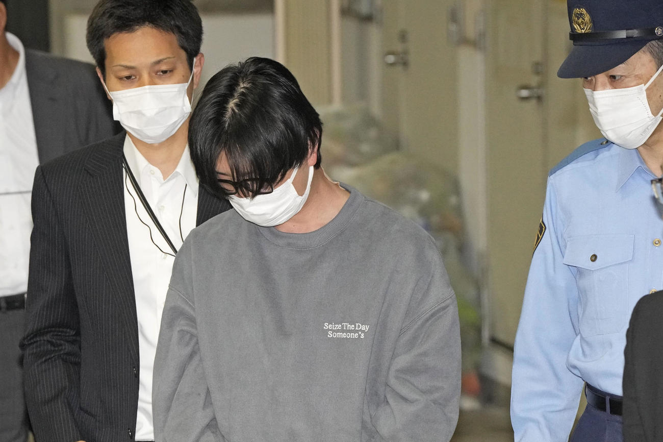 警視庁大崎署に入る前田亮容疑者（中央）（共同）
