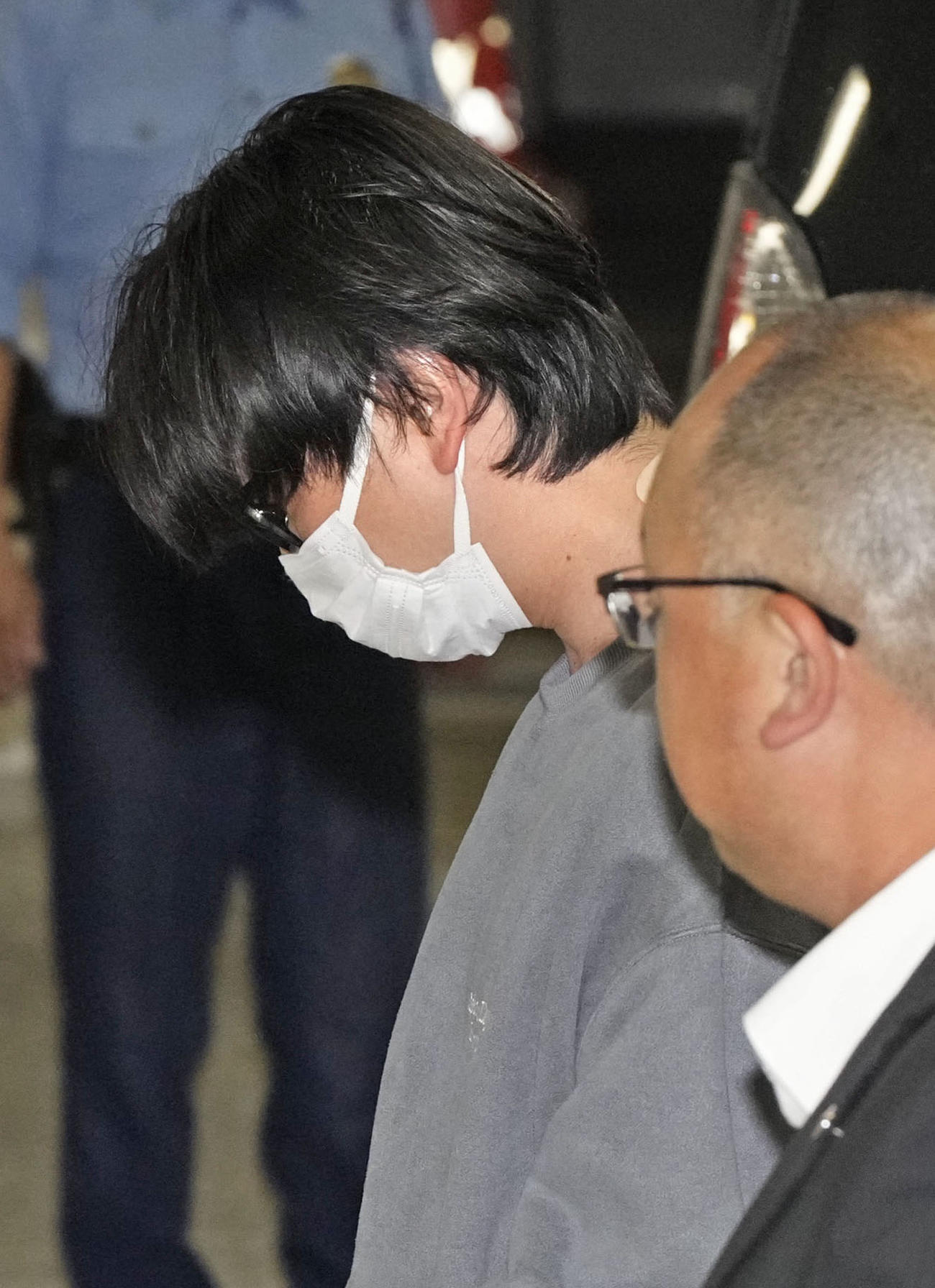 警視庁大崎署に入る前田亮容疑者（左）（共同）