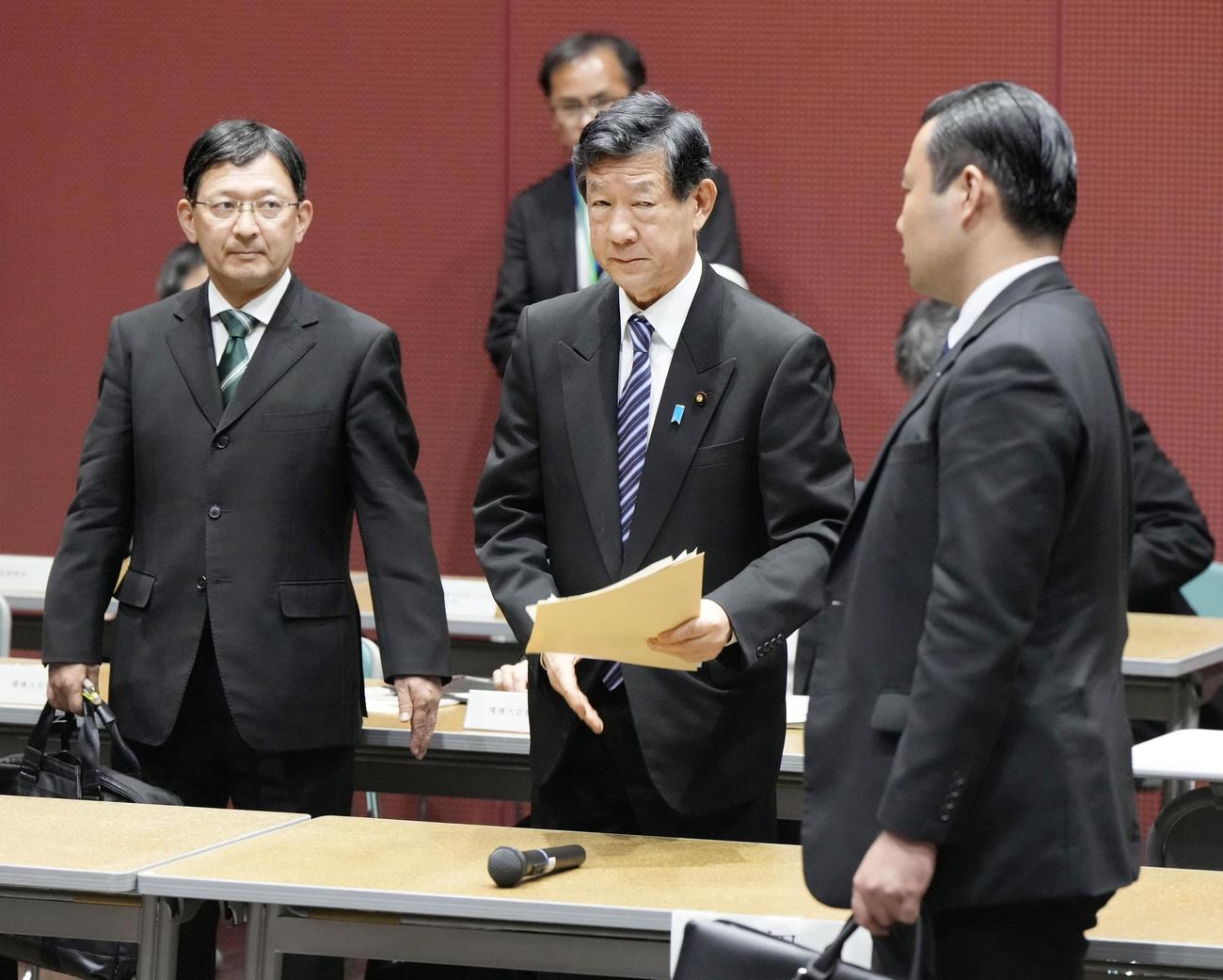 1日、水俣病患者らでつくる団体との懇談を終え、退席する伊藤環境相（中央）（共同）