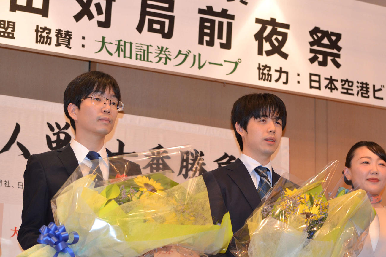 第3局前夜祭で花束を手にする挑戦者の豊島将之九段（左）と藤井聡太名人