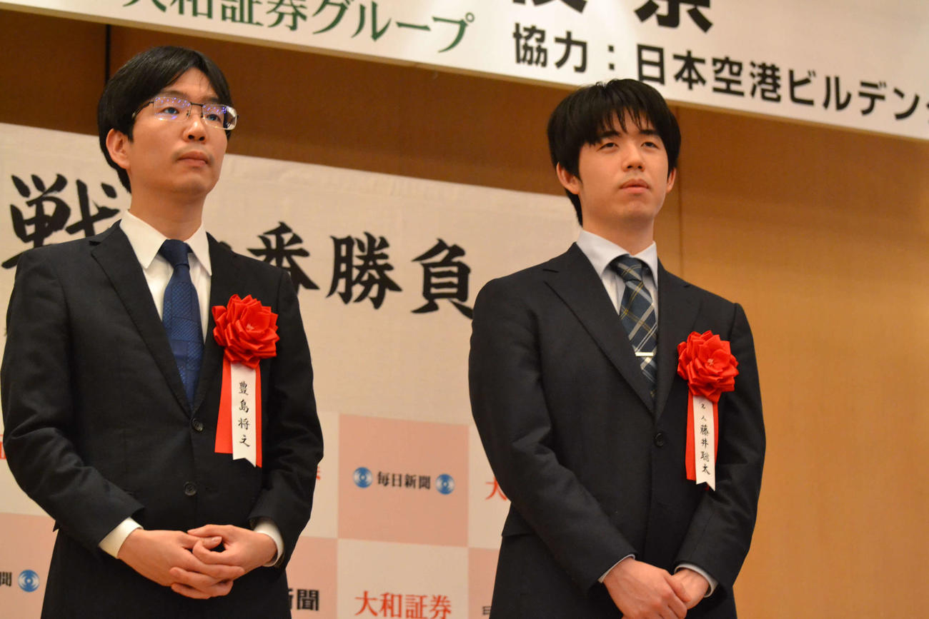 名人戦第3局前夜祭でファンのフォトセッションに応じる豊島将之九段（左）と藤井聡太名人（右）