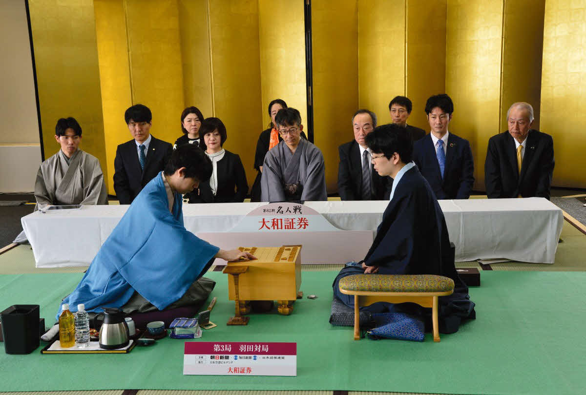 初の空港対局となった名人戦第3局は藤井聡太名人（左）の先手でスタート（右は後手の豊島将之九段、日本将棋連盟提供）