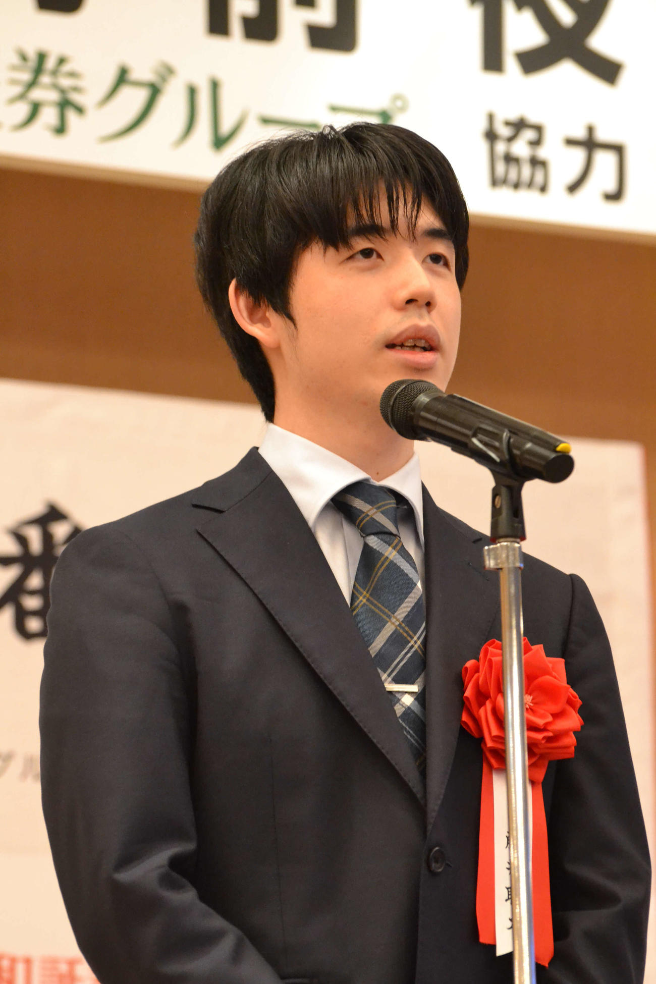 名人戦第3局前夜祭で決意を表明する藤井聡太名人