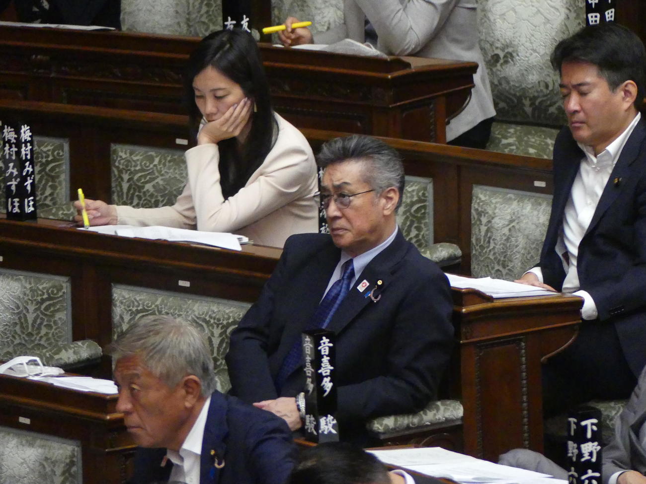 参院本会議に出席する日本維新の会の中条きよし参院議員（撮影・中山知子）