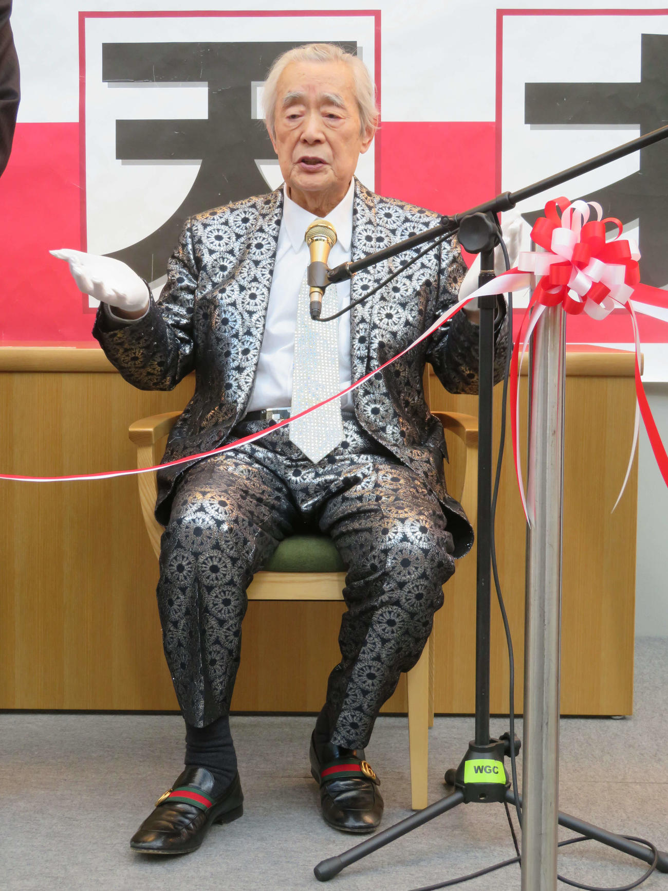 第38回世界天才会議開会式で、各国の関係者とテープカットに臨むドクター・中松氏（撮影・村上幸将）