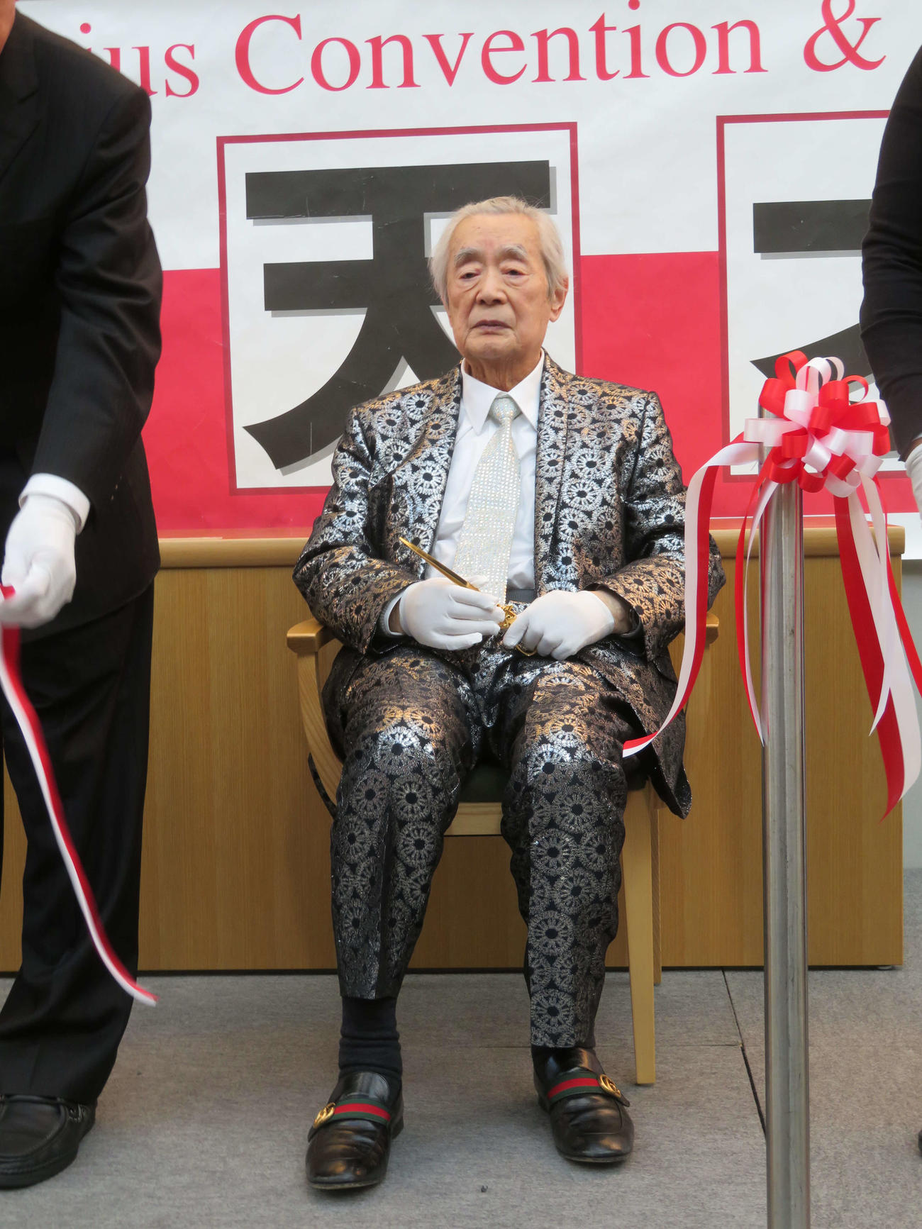 第38回世界天才会議開会式で、各国の関係者とテープカットを行ったドクター・中松氏（撮影・村上幸将）