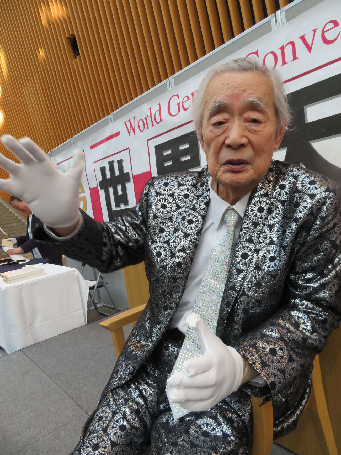 第38回世界天才会議開会式後、世界情勢について持論を展開するドクター・中松氏（撮影・村上幸将）