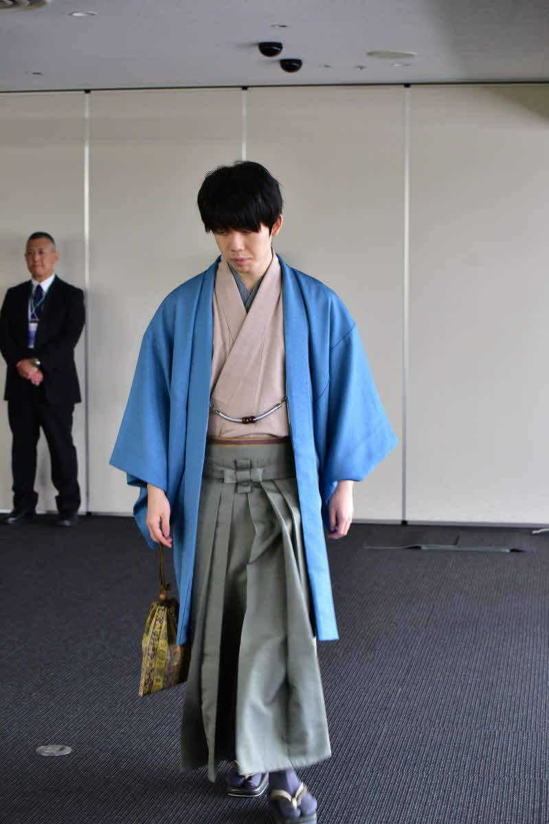 名人戦7番勝負第3局2日目の対局場に入室する藤井聡太名人（日本将棋連盟提供）