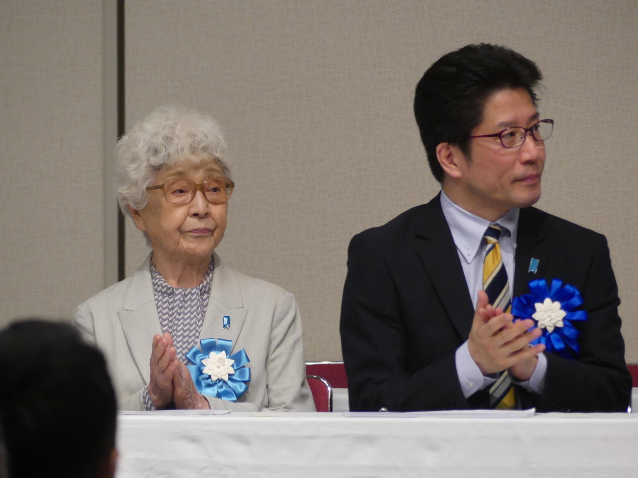 北朝鮮による拉致被害者の帰国を求める国民大集会に出席した横田早紀江さん（左）と家族会代表の横田拓也さん（撮影・中山知子）