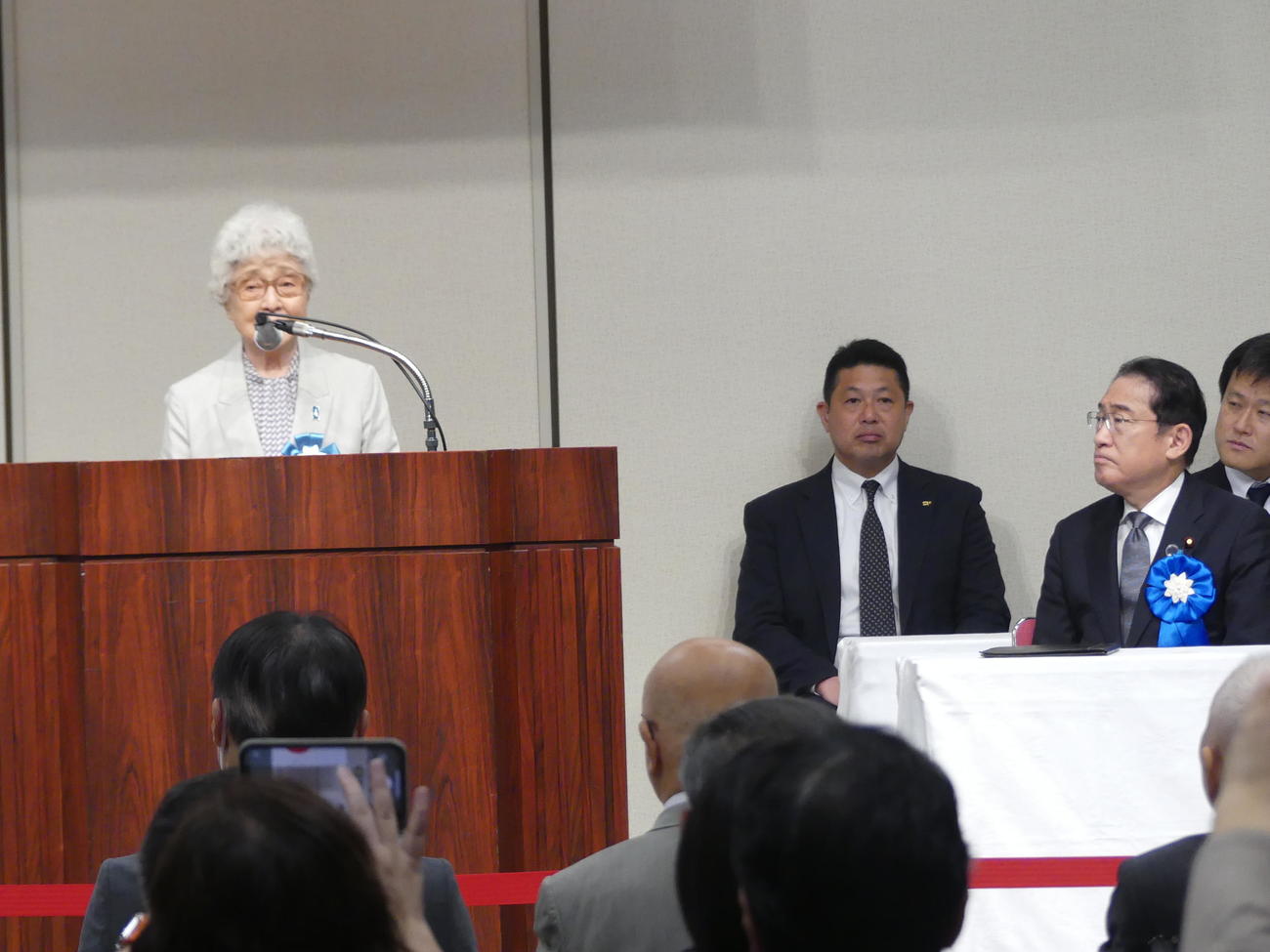 北朝鮮による拉致被害者の帰国を求める国民大集会で横田早紀江さん（左）のあいさつを聴く岸田文雄首相（撮影・中山知子）