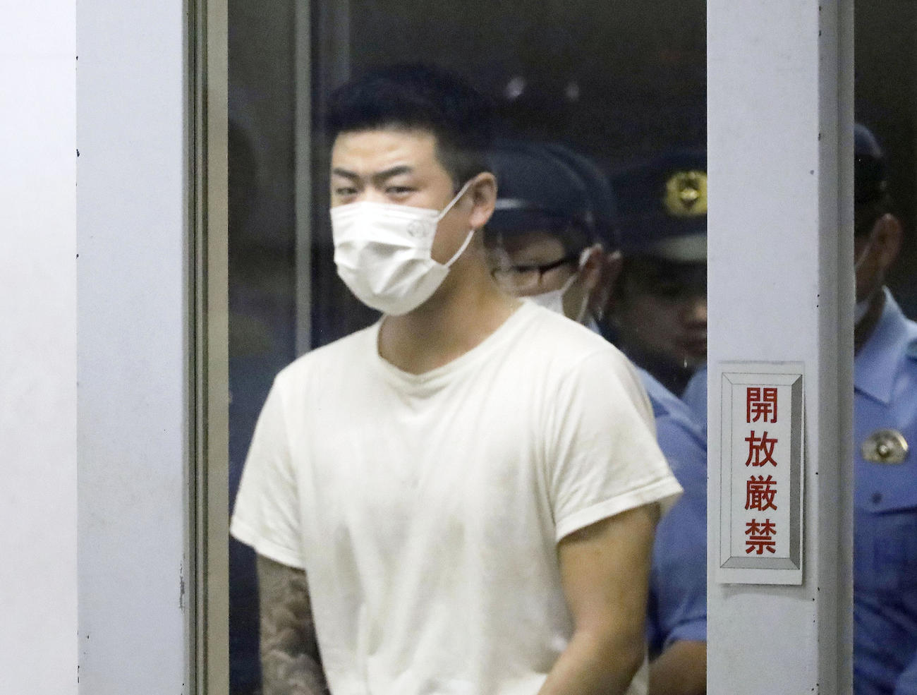 送検のため、警視庁大崎署を出る平山綾拳容疑者（共同）