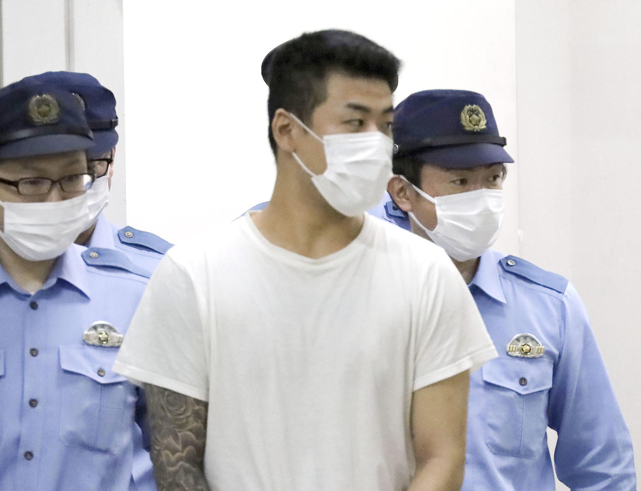 送検のため、警視庁大崎署を出る平山綾拳容疑者（共同）