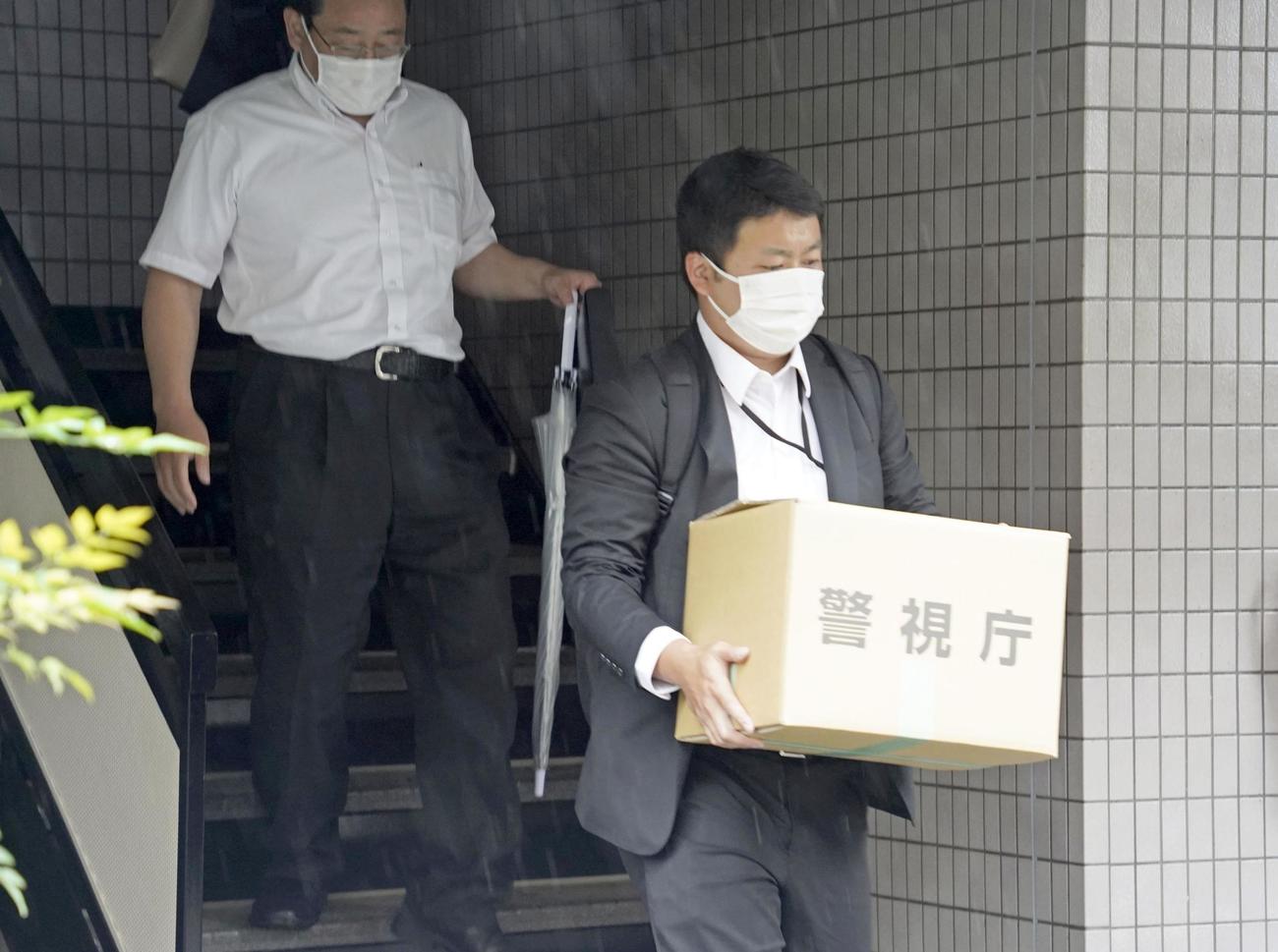埼玉県朝霞市内にある、つばさの党の黒川敦彦代表の自宅を家宅捜索し、段ボール箱を運び出す捜査員（共同）