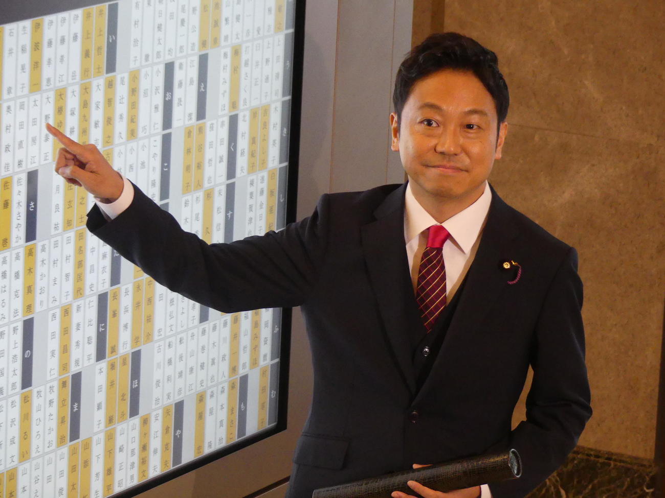 参院議員に繰り上げ当選し、初登院したアカペラボーカルグループ「RAG FAIR」元メンバーの奥村政佳氏