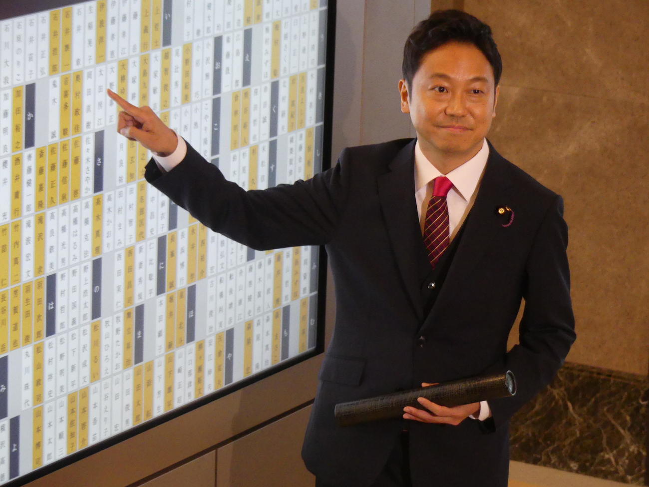 参院議員に繰り上げ当選し、初登院したアカペラボーカルグループ「RAG FAIR」元メンバーの奥村政佳氏