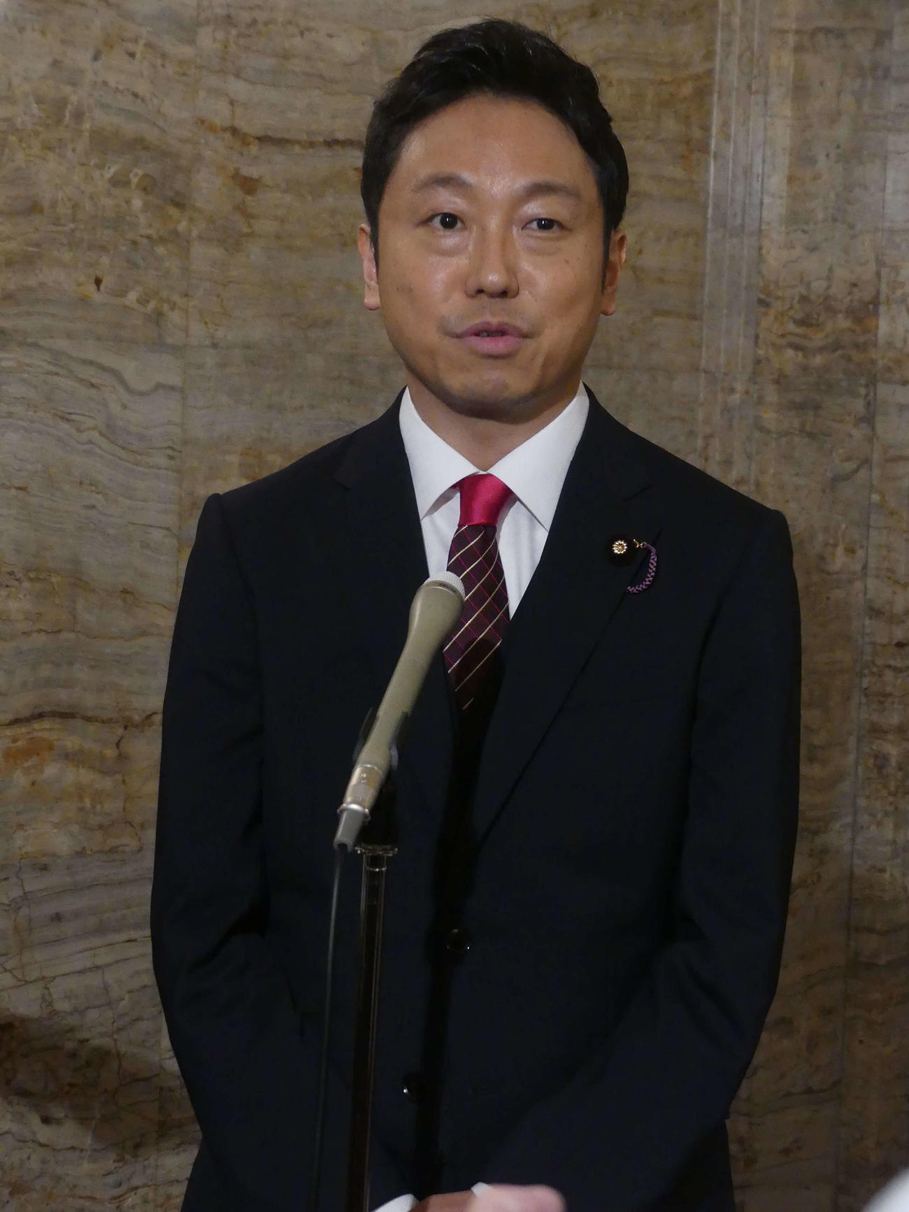参院議員に繰り上げ当選し、初登院し報道陣の取材に応じるアカペラボーカルグループ「RAG FAIR」元メンバーの奥村政佳氏
