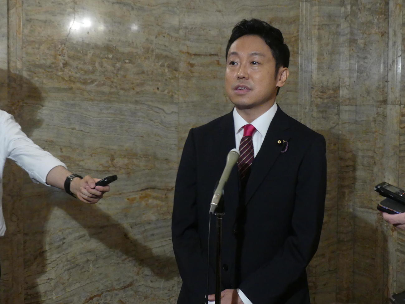 参院議員に繰り上げ当選し、初登院後に報道陣の取材に答えるアカペラボーカルグループ「RAG FAIR」元メンバーの奥村政佳氏