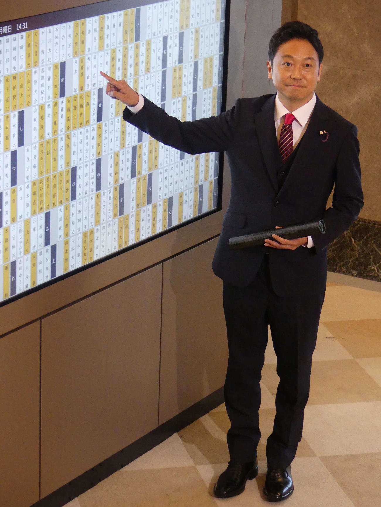 参院議員に繰り上げ当選し、初登院したアカペラボーカルグループ「RAG FAIR」元メンバーの奥村政佳氏