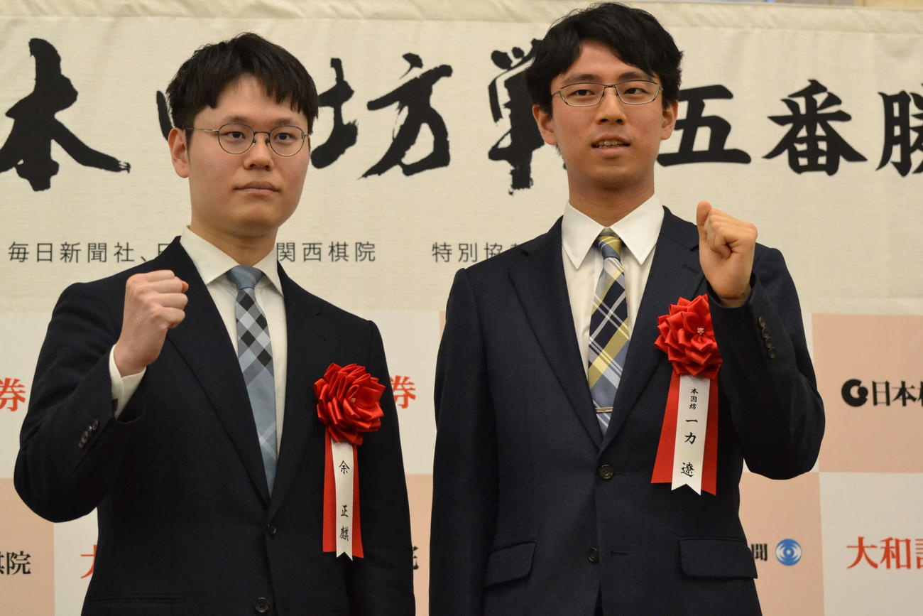 本因坊戦第1局の前夜祭に出席した挑戦者の余正麒八段（左）と一力遼本因坊（右）