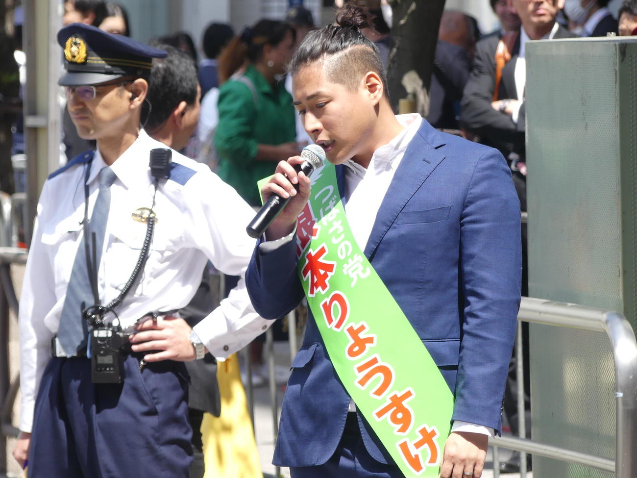 衆院東京15区補選告示日に、乙武洋匡氏の第一声会場前で演説するつばさの党の根本良輔氏（2024年4月16日撮影）