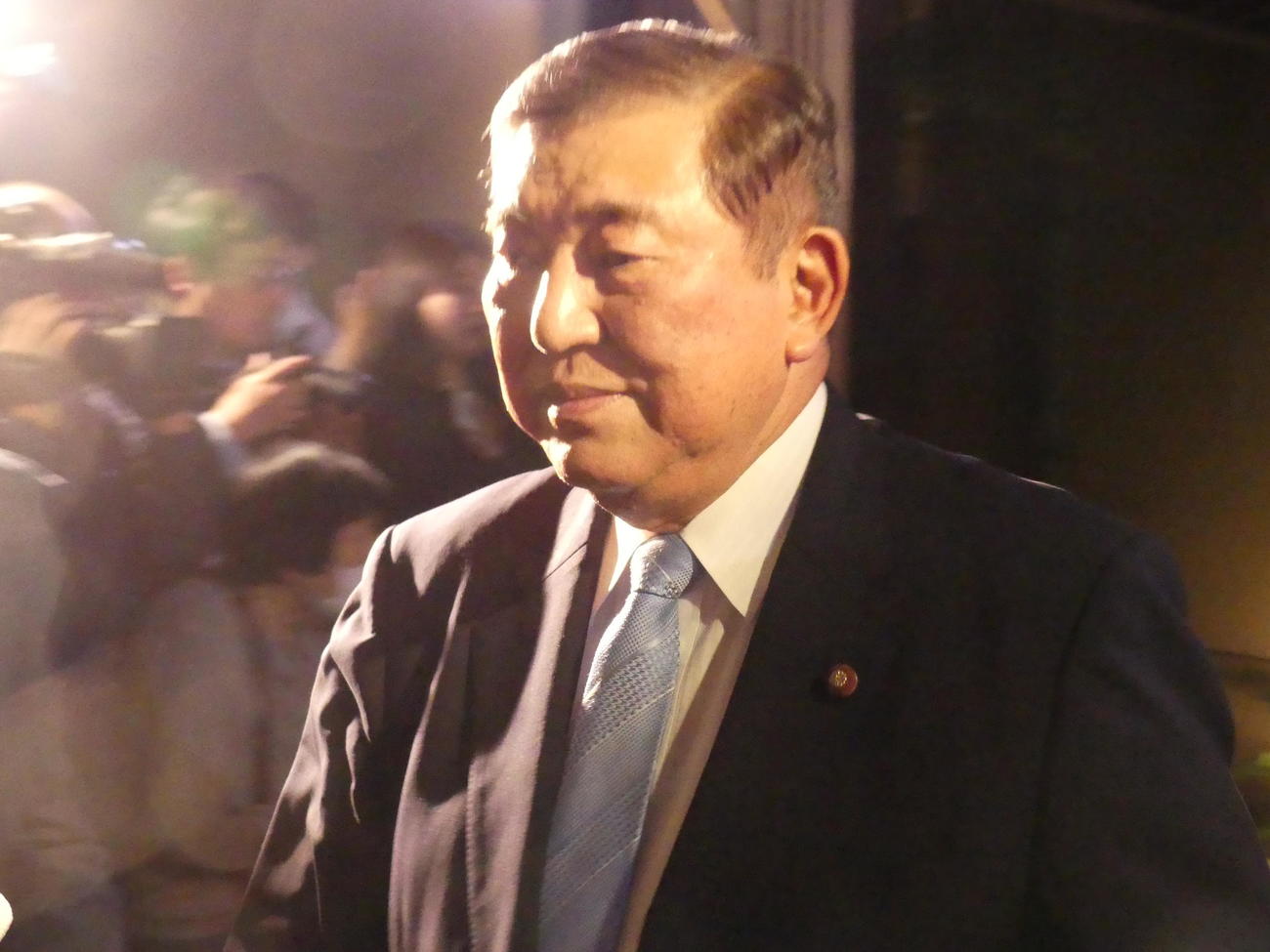小泉元首相らとの会食後、店を後にする自民党の石破茂元幹事長（撮影・中山知子）