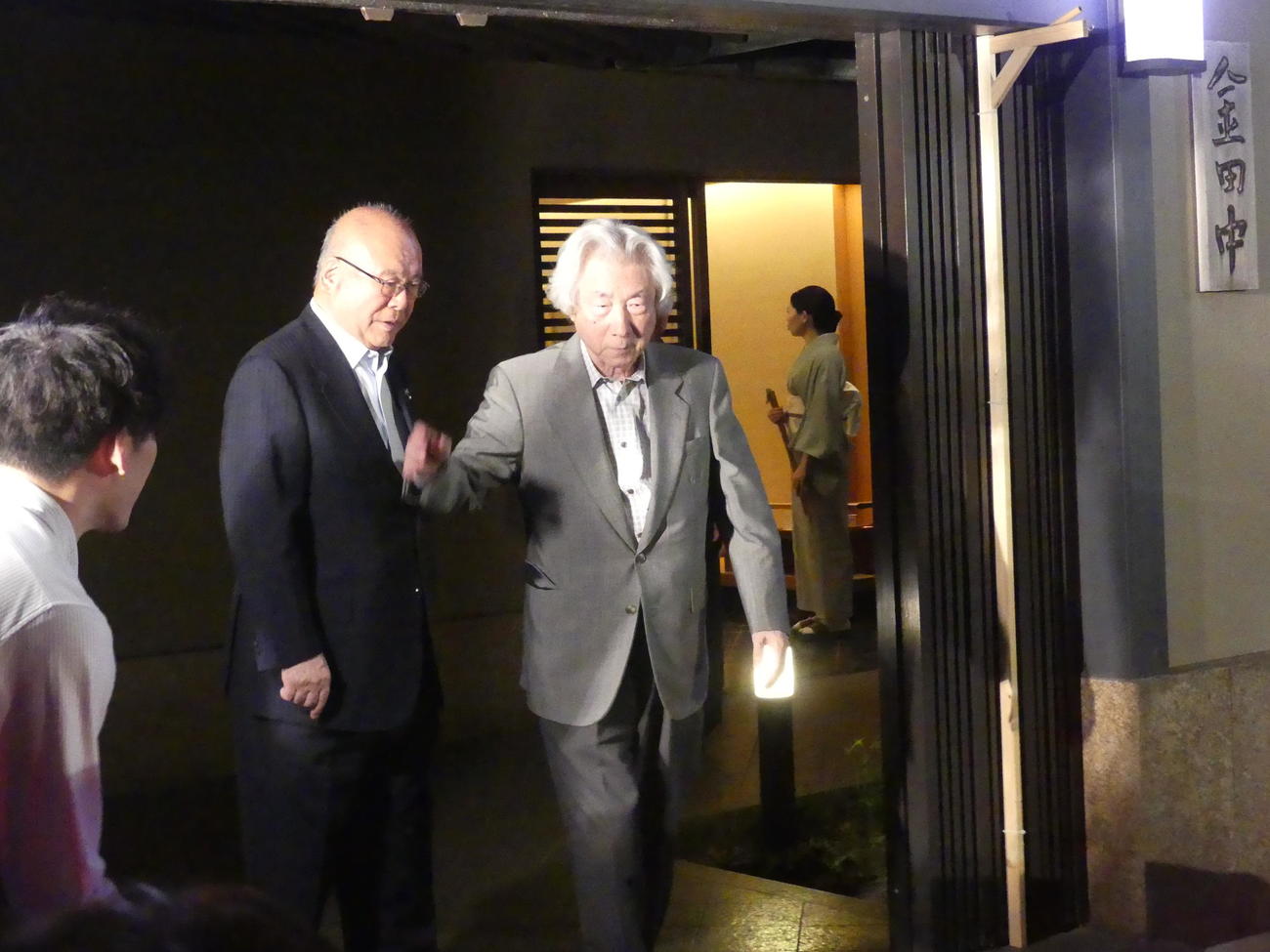 会食後、店を後にする小泉純一郎元首相。左は武部勤・元自民党幹事長（撮影・中山知子）