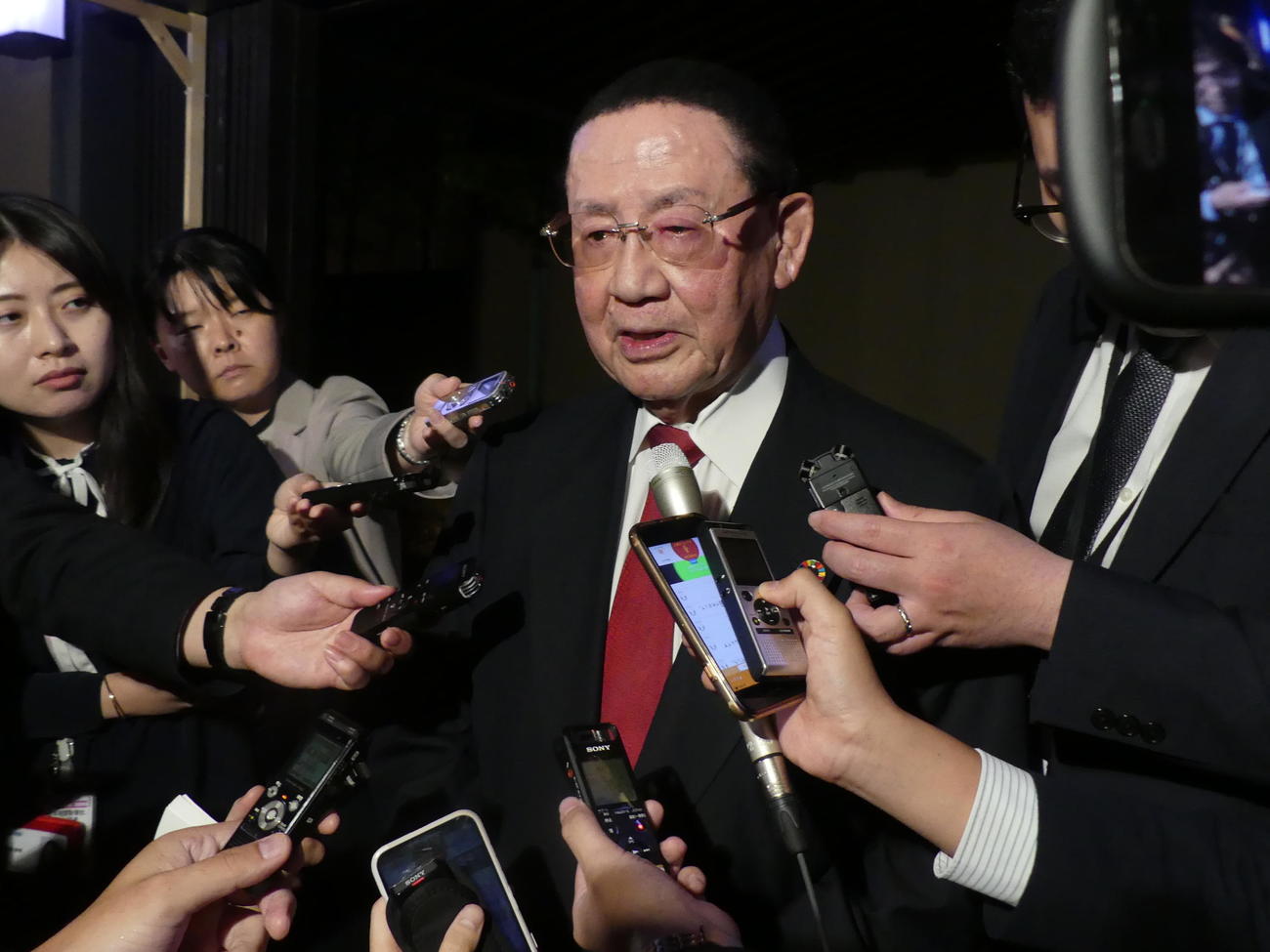 小泉元首相らとの会食後、報道陣の取材に応じる山崎拓・元自民党副総裁（撮影・中山知子）