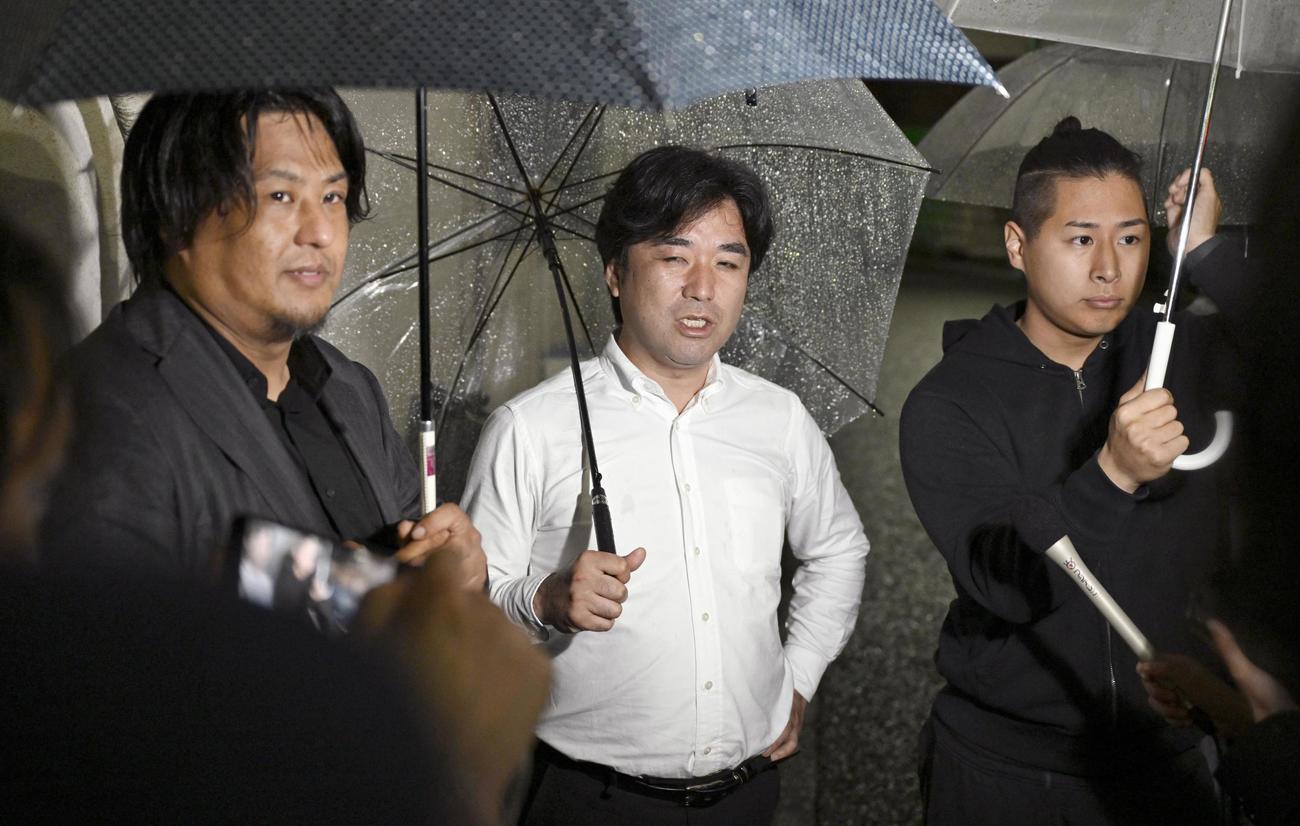 13日、街頭演説後、取材に応じる（左から）杉田勇人容疑者、黒川敦彦容疑者、根本良輔容疑者（共同）