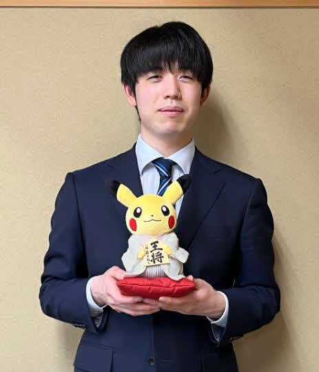 藤井聡太8冠が手にするピカチュウ×藤井聡太八冠コラボ「ぬいぐるみ藤井聡太八冠の王将駒とピカチュウ」（日本将棋連盟HPから）